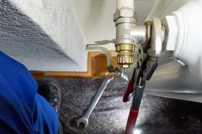 Rohr einer Heizung mit zwei Zangen